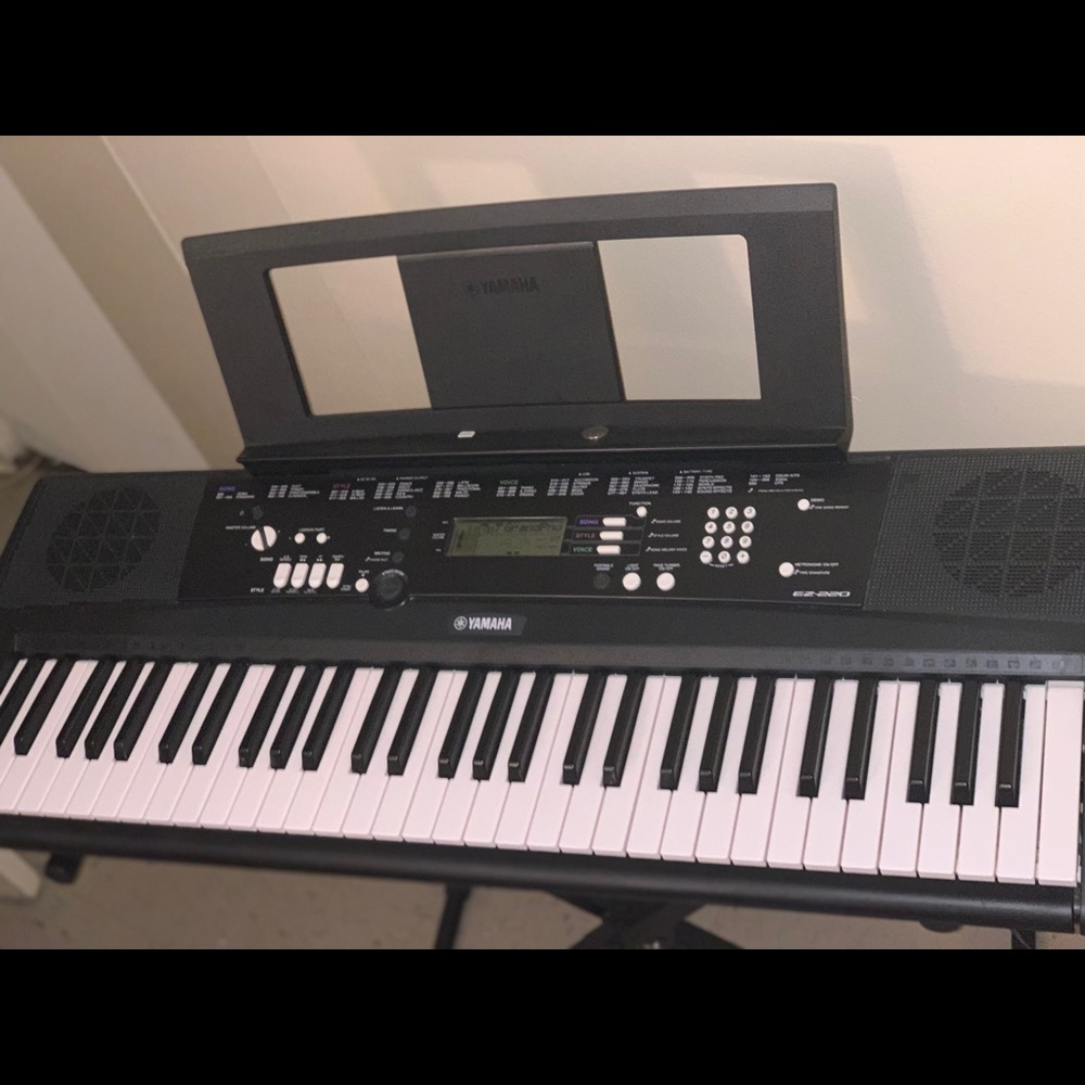 YAMAHA KEYBOARD - Picture 3 of 3